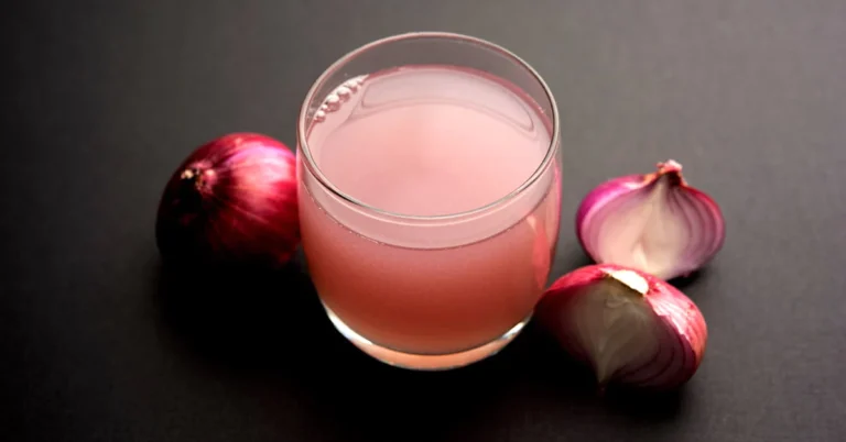 Glass of onion juice with onions as a natural hair loss treatment at hairloss-recovery