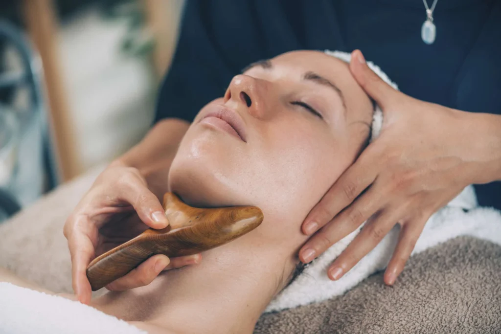 lady getting a massage to improve the lymphatic drainage